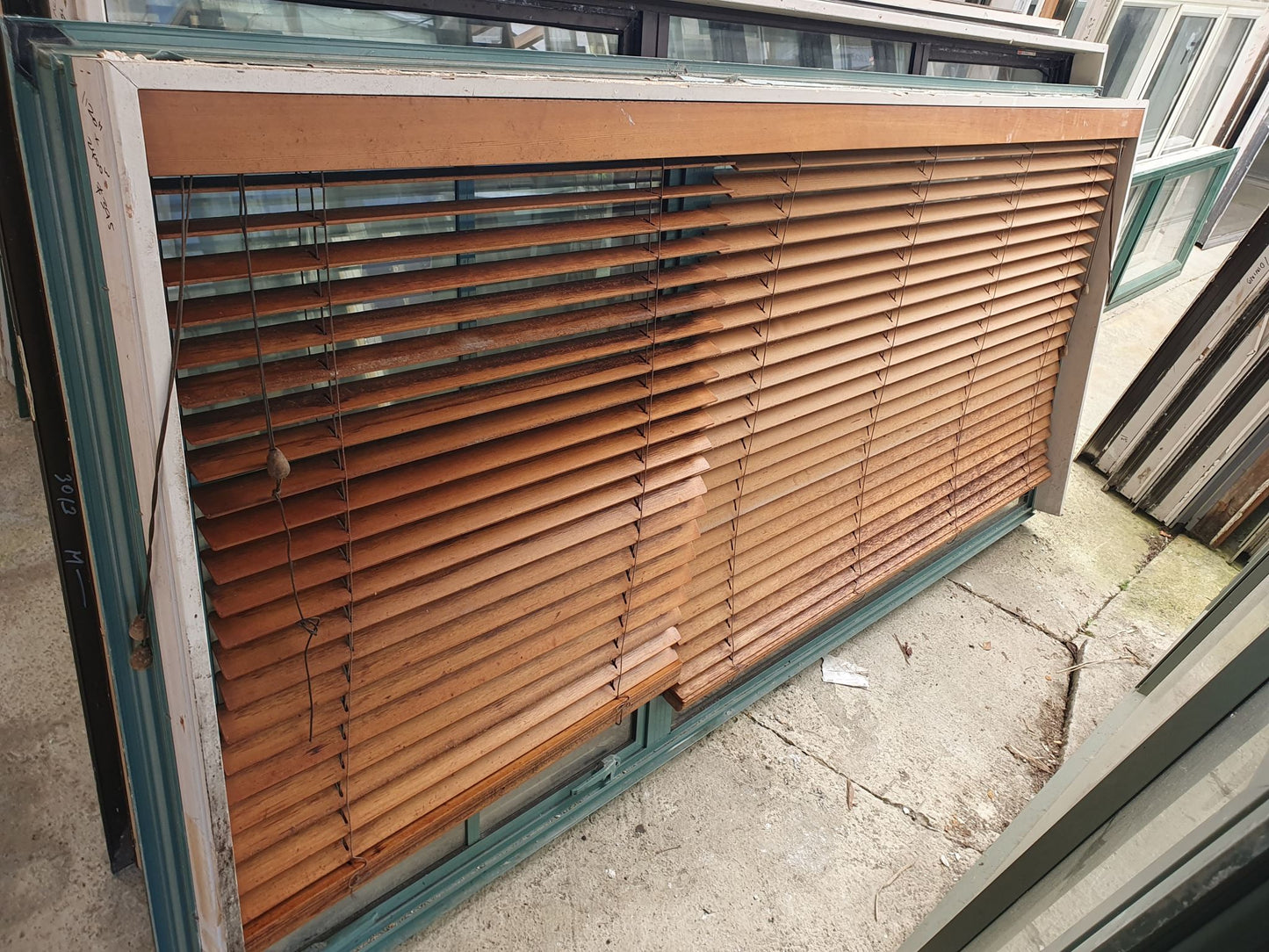 Aluminium window 1120 H x 2400 W with venetian blind #We