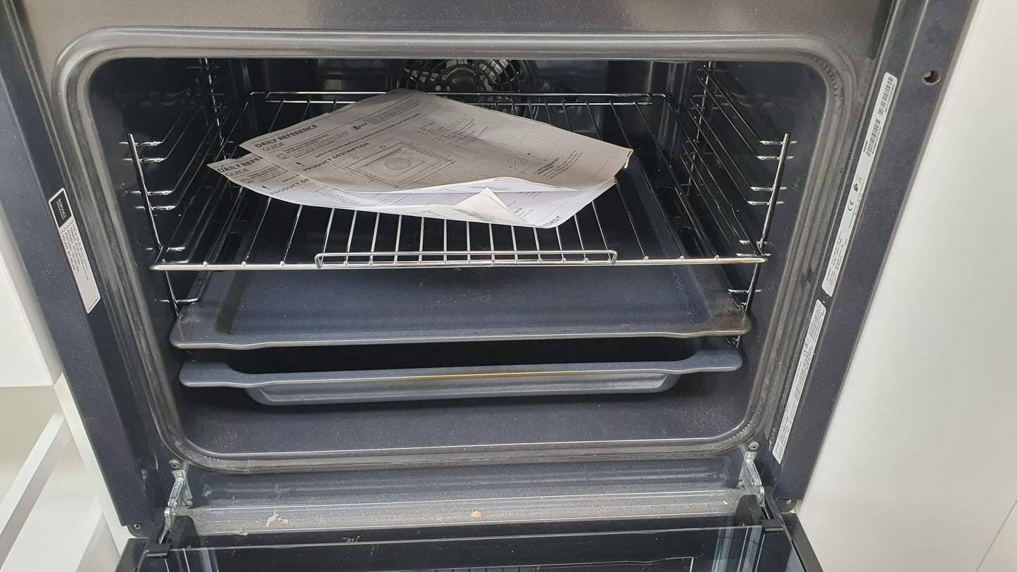 Complete Kitchen in very good condition, soft close draws