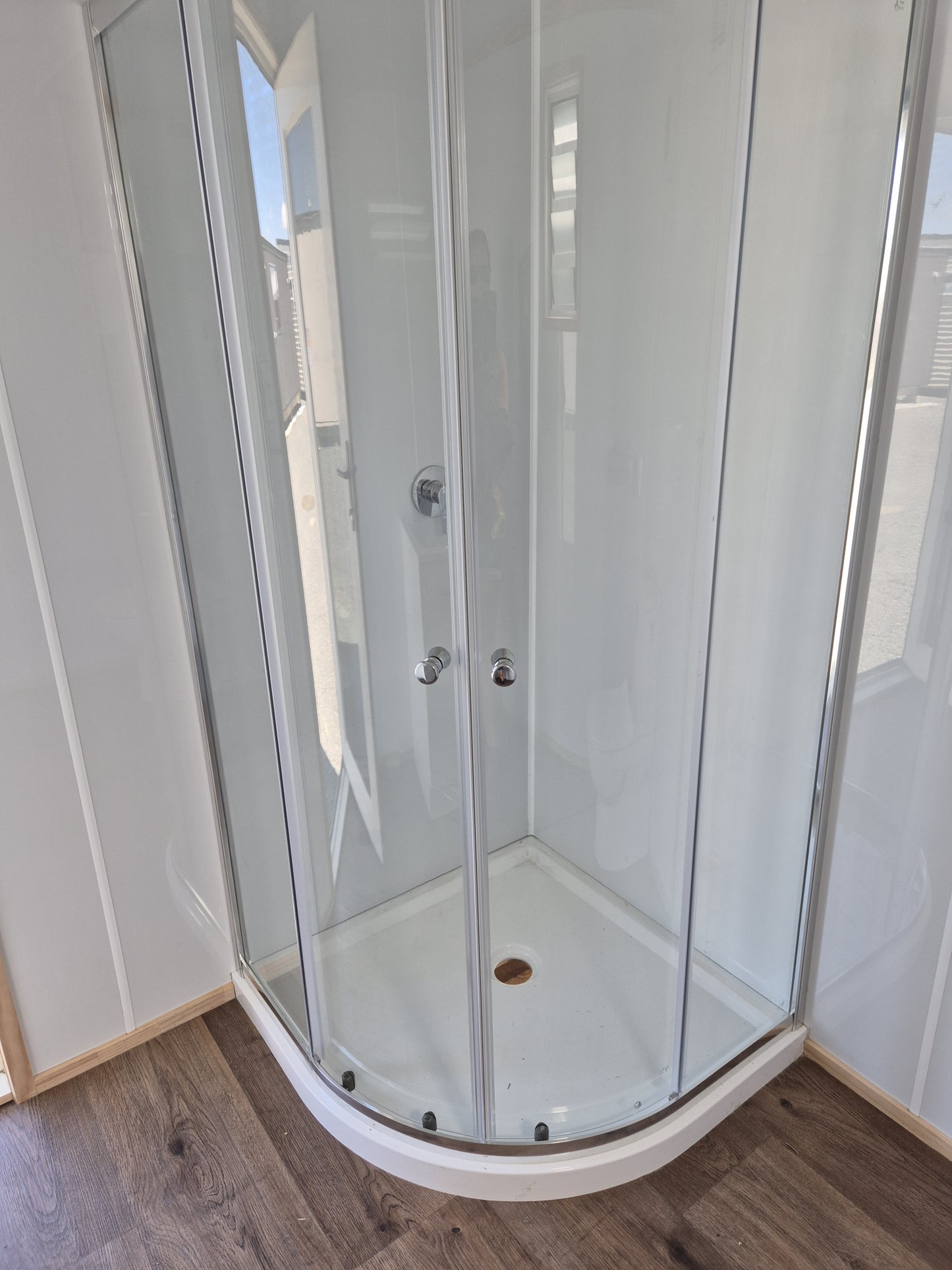 Bathroom / Laundry Unit 2.4 m x 2.4 m