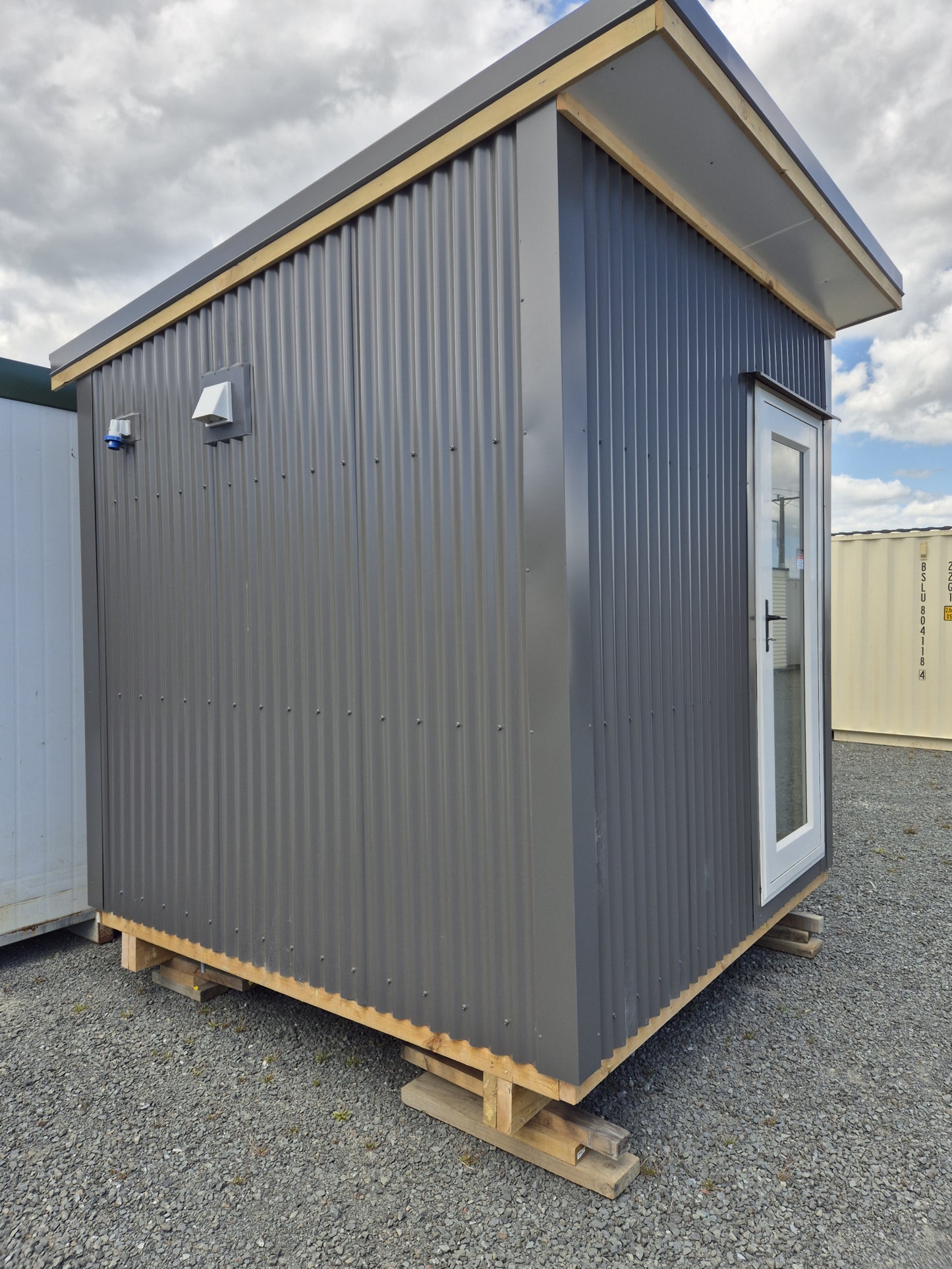 Bathroom / Laundry Unit 2.4 m x 2.4 m