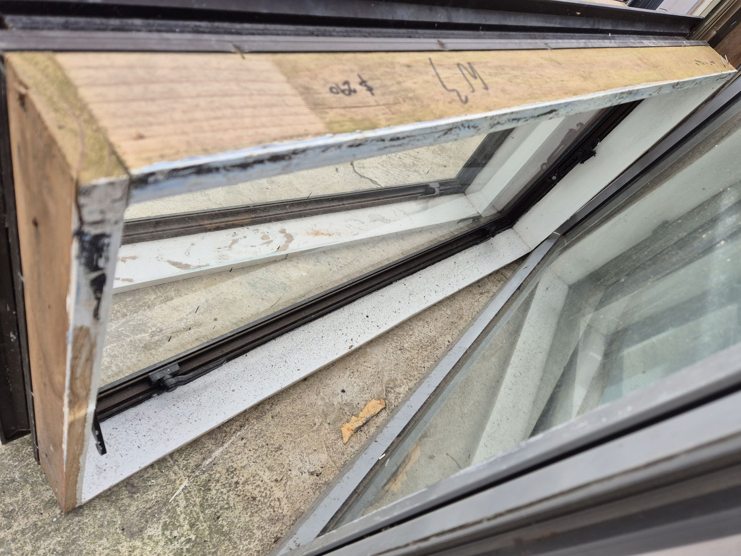 Bronze window 600 H x 1200 W #2084