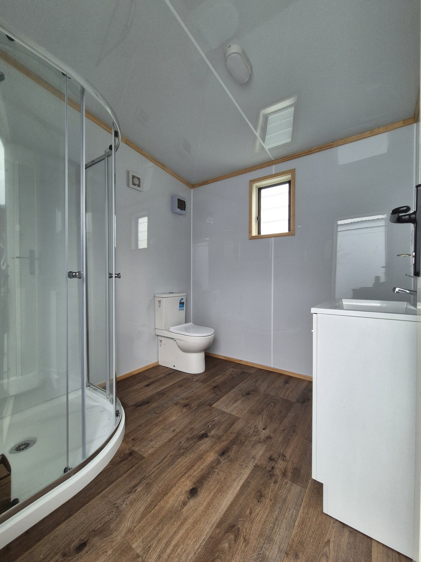 Bathroom / Laundry Unit 2.4 m x 2.4 m
