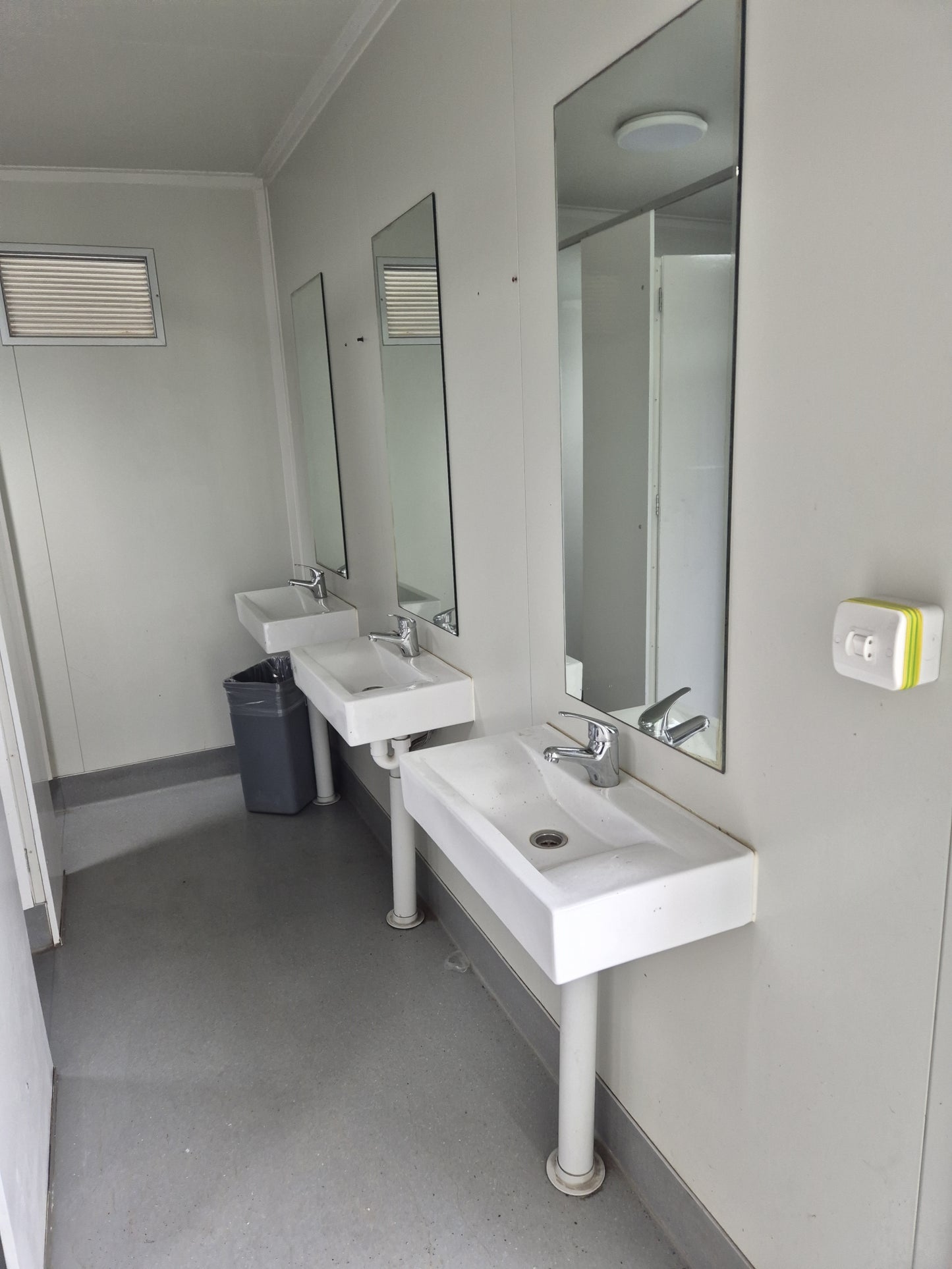 Portable Shower Block, 4 showers & 3 handbasins 4m x 3m