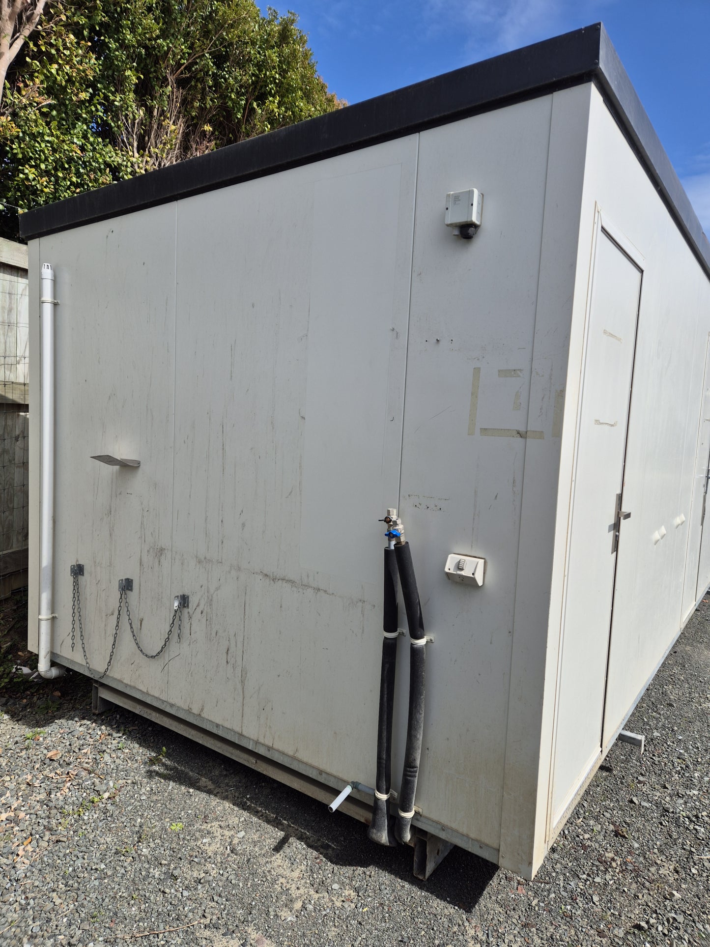 4 Toilets & 2 Showers 5.8 m x 3