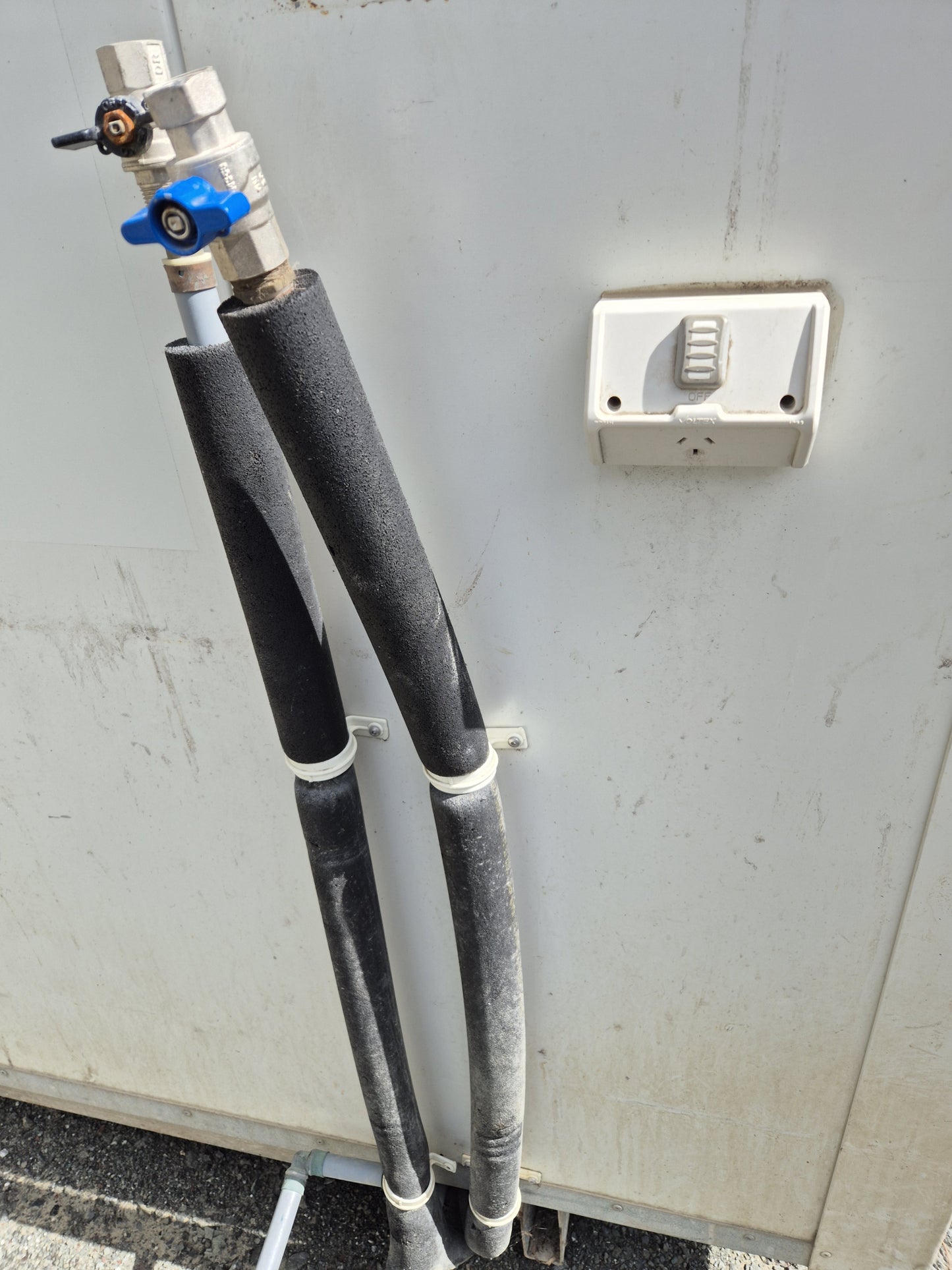 4 Toilets & 2 Showers 5.8 m x 3