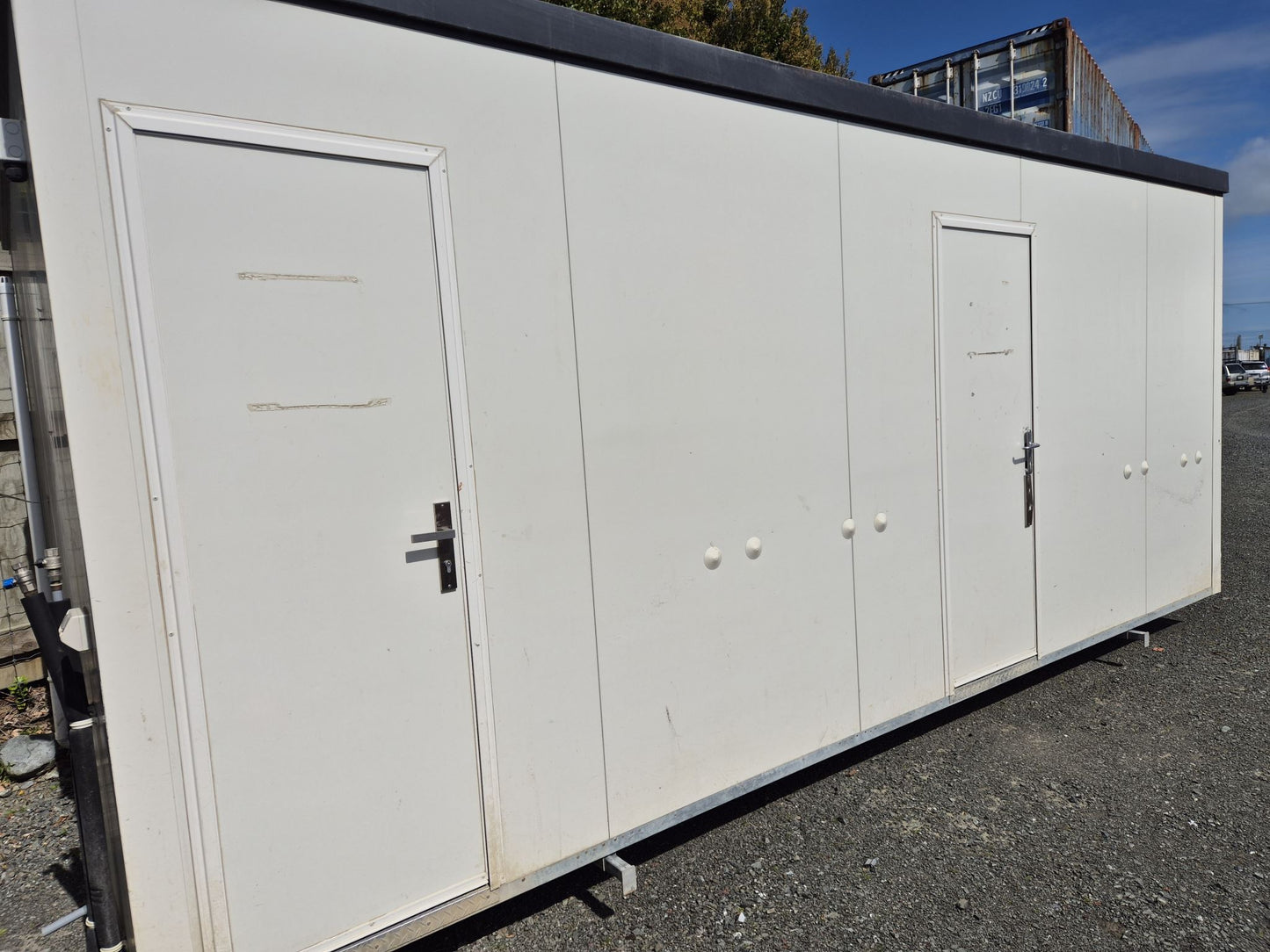 4 Toilets & 2 Showers 5.8 m x 3