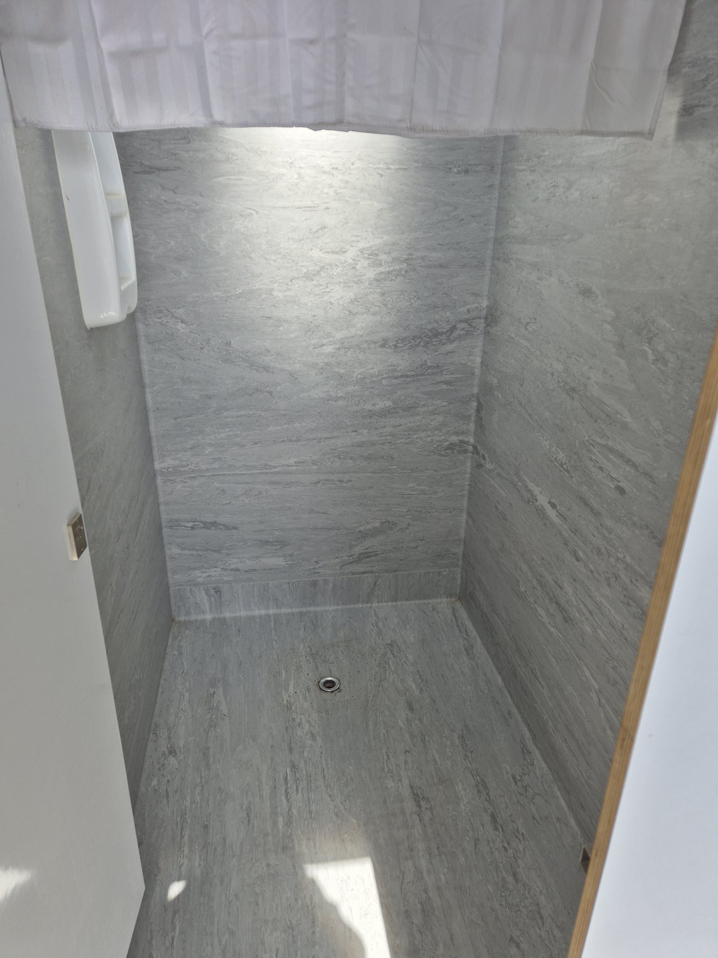4 Toilets & 2 Showers 5.8 m x 3