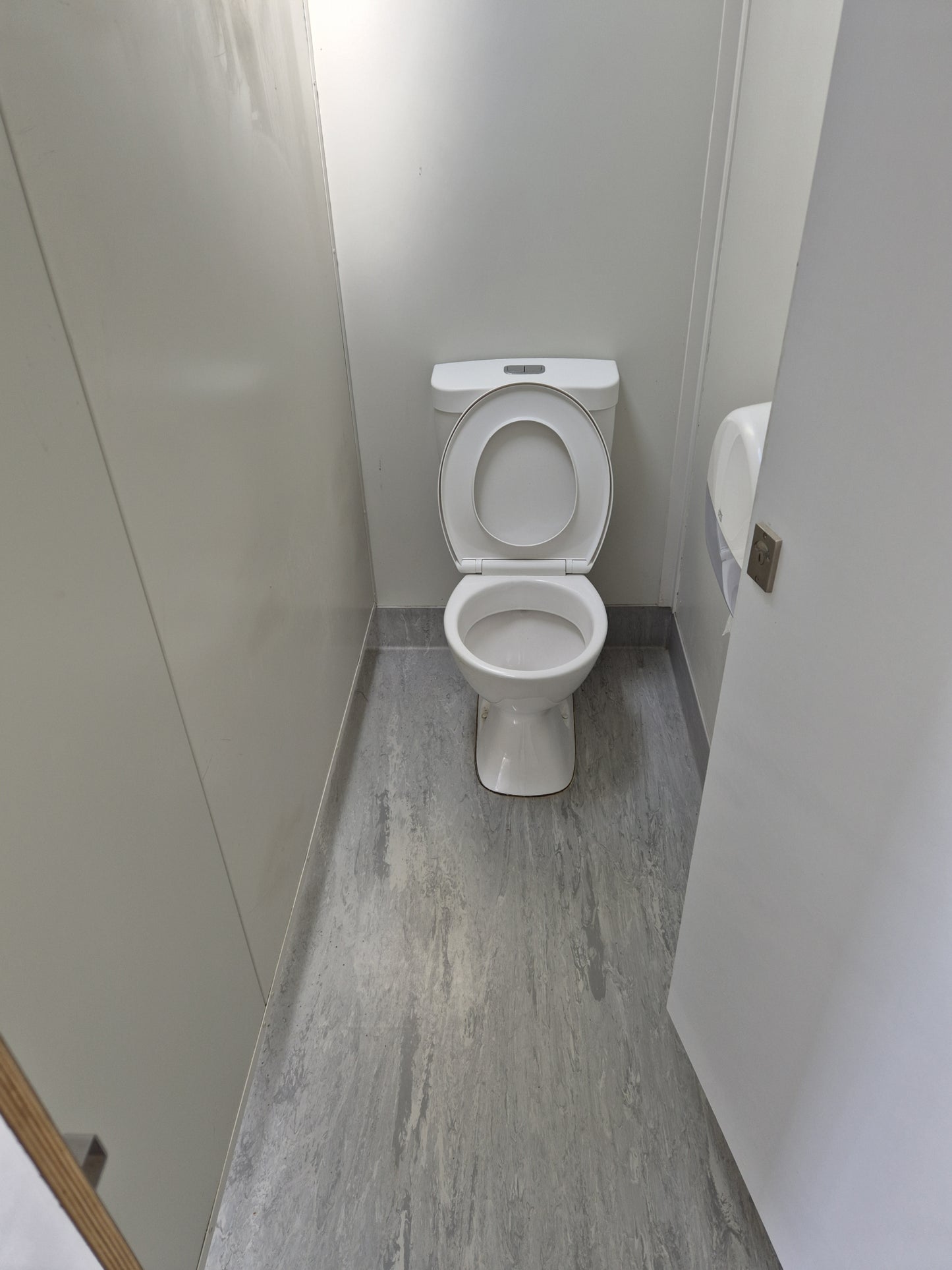 4 Toilets & 2 Showers 5.8 m x 3