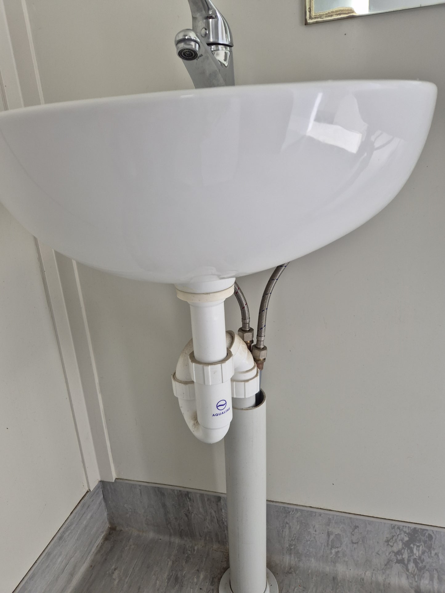 4 Toilets & 2 Showers 5.8 m x 3