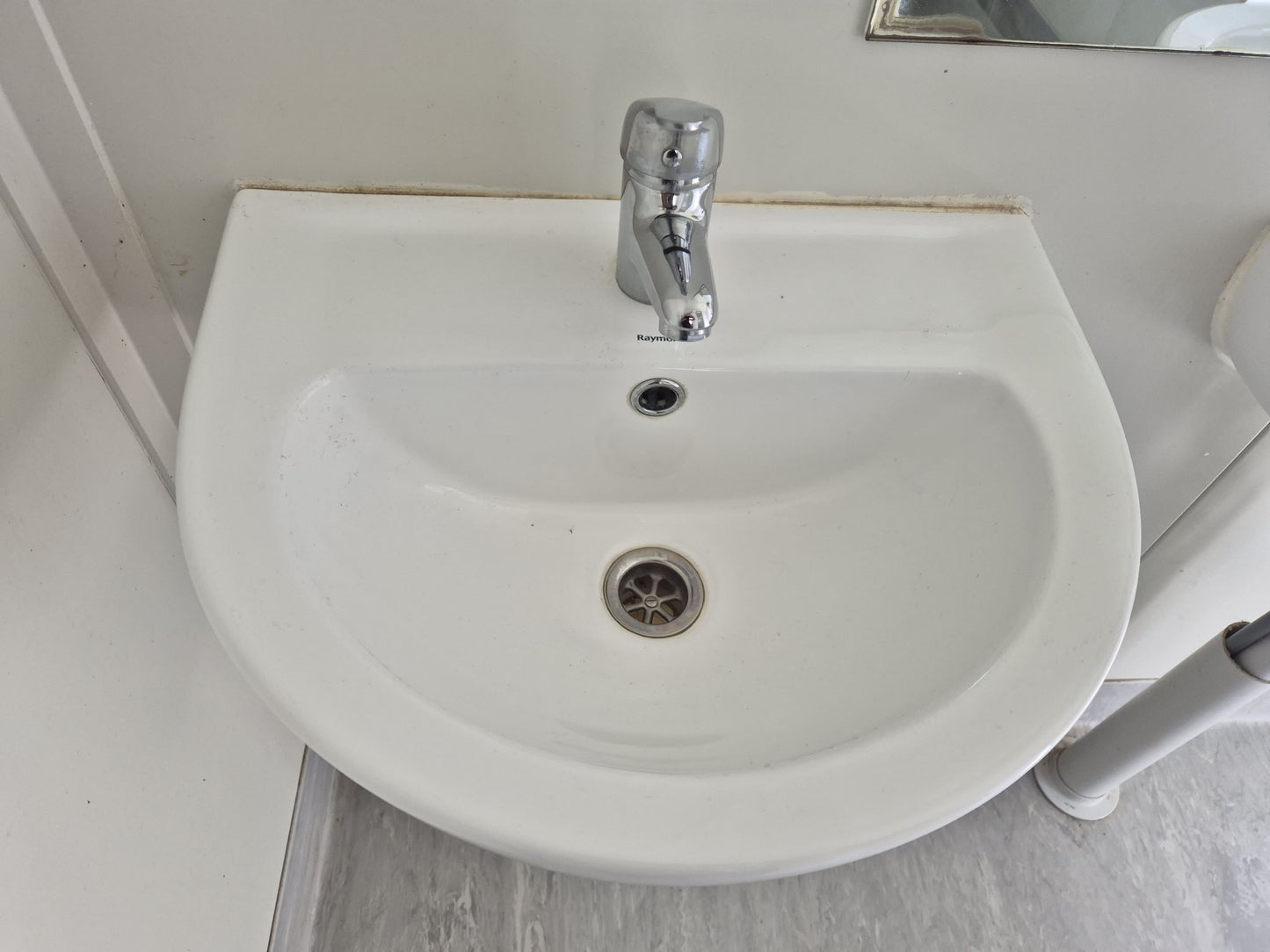 4 Toilets & 2 Showers 5.8 m x 3