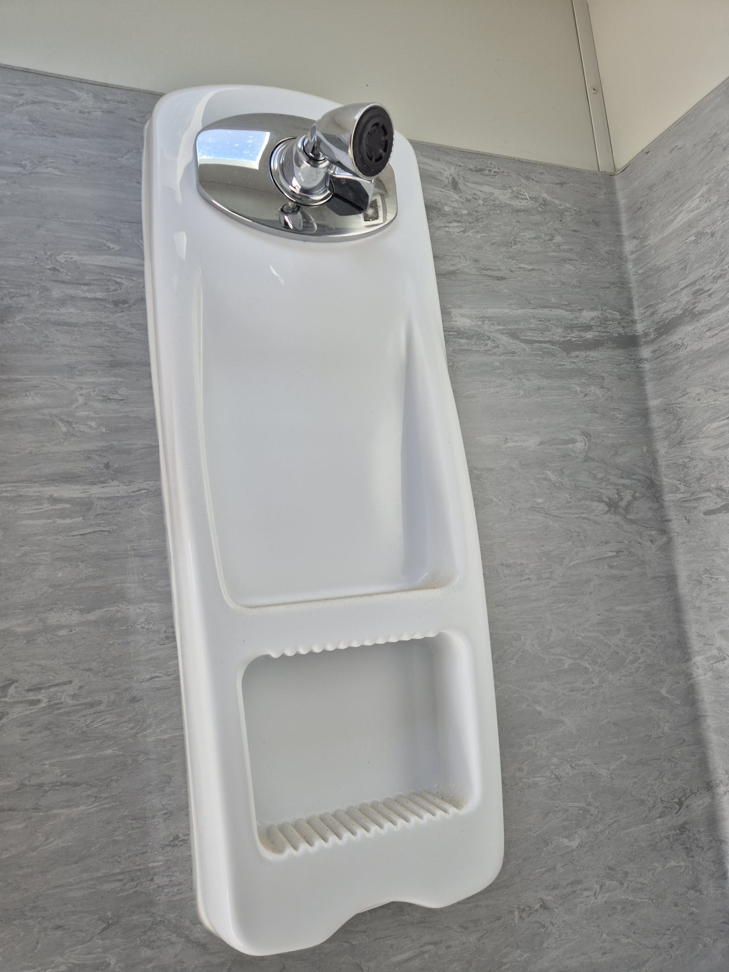 4 Toilets & 2 Showers 5.8 m x 3