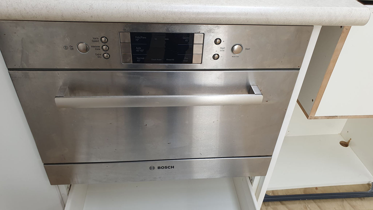 Complete Kitchen in very good condition, soft close draws