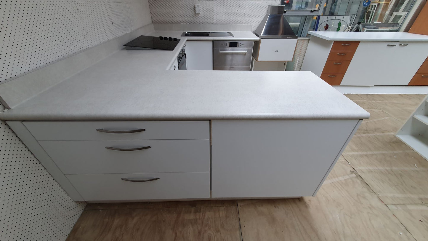 Complete Kitchen in very good condition, soft close draws