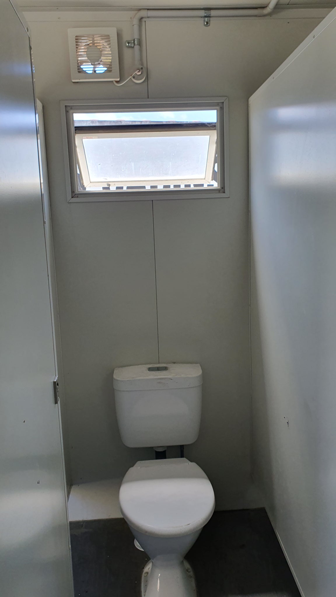 Portable Toilet Block 4.8m x 3m, 4 toilets, 3 urinals, 3 handbasins.