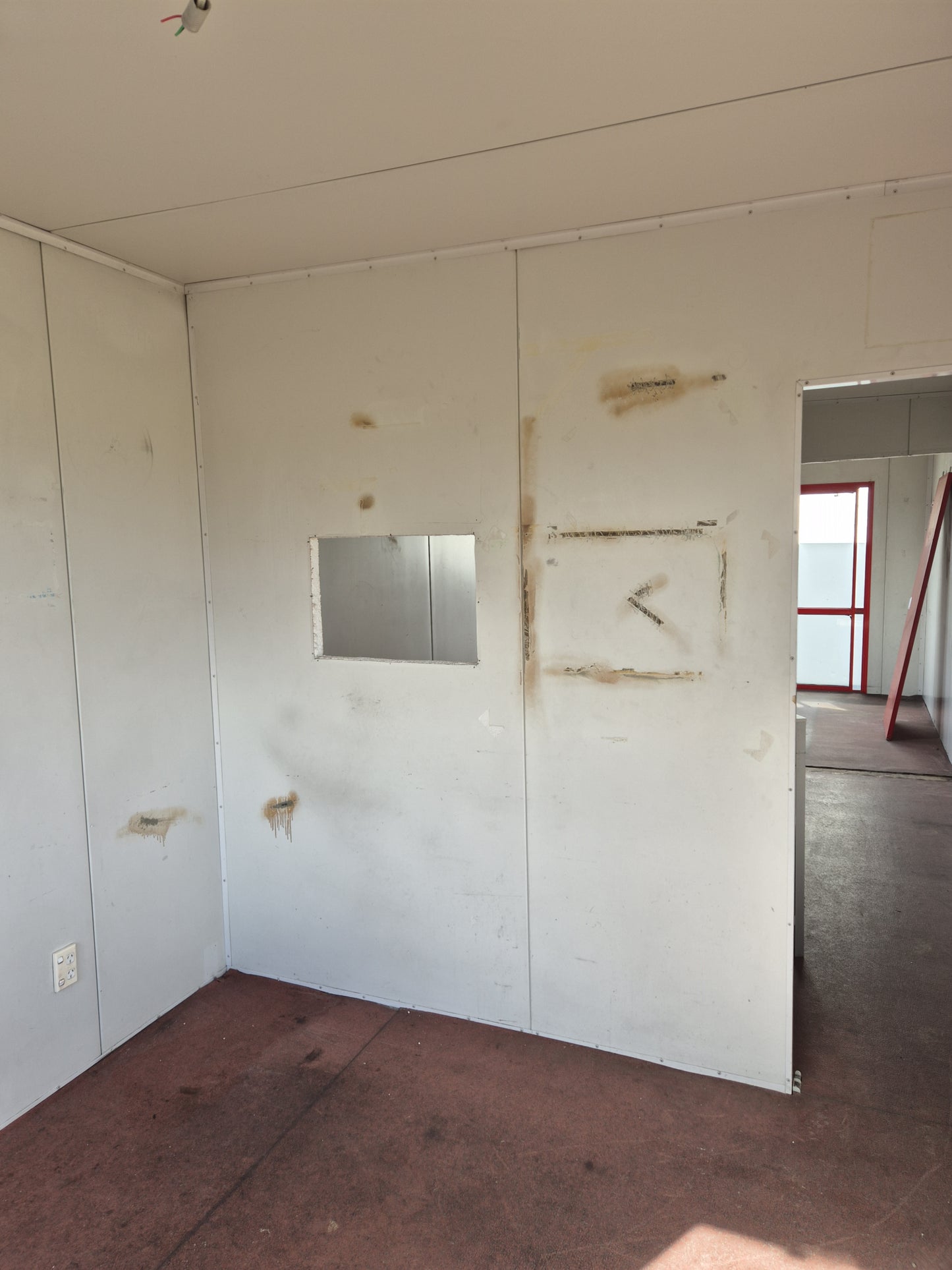 9.6 x 3m Portacom, Ranchslider, sliding windows & Kitchen unit