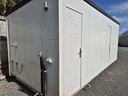 4 Toilets & 2 Showers 5.8 m x 3