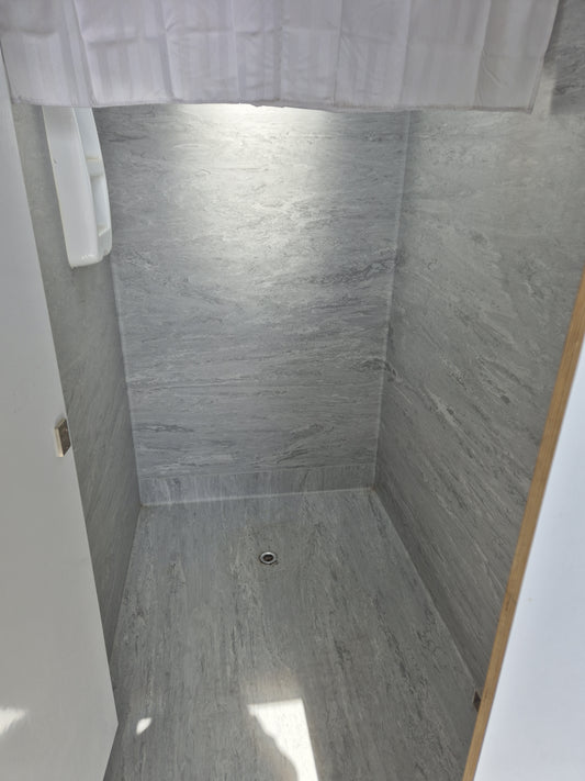 4 Toilets & 2 Showers 5.8 m x 3