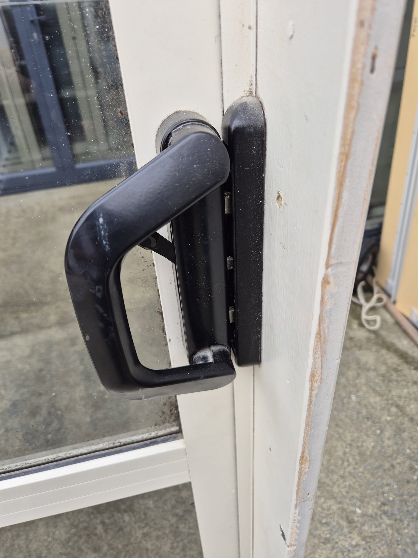 Cream Ranchslider with opening windows 1995 H x 2630 W #2171