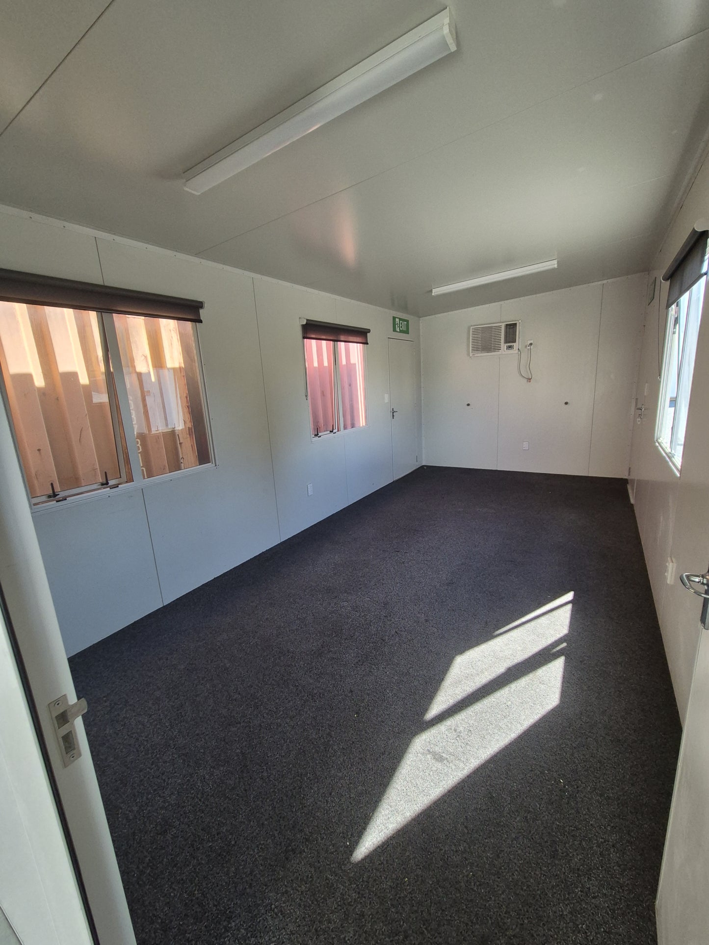 9.6 x 3m PORTACOM In near new condition, 2 rooms, 3 external doors, Air con