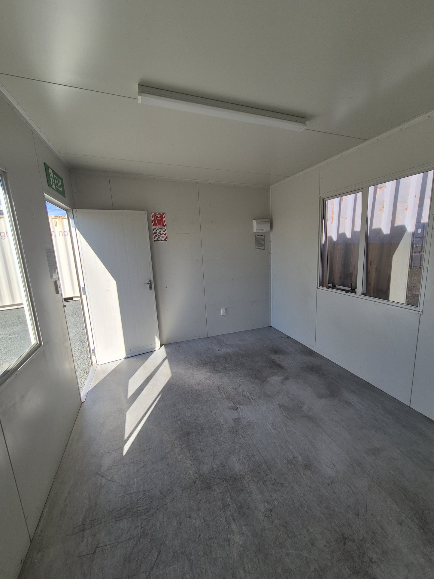 9.6 x 3m PORTACOM In near new condition, 2 rooms, 3 external doors, Air con