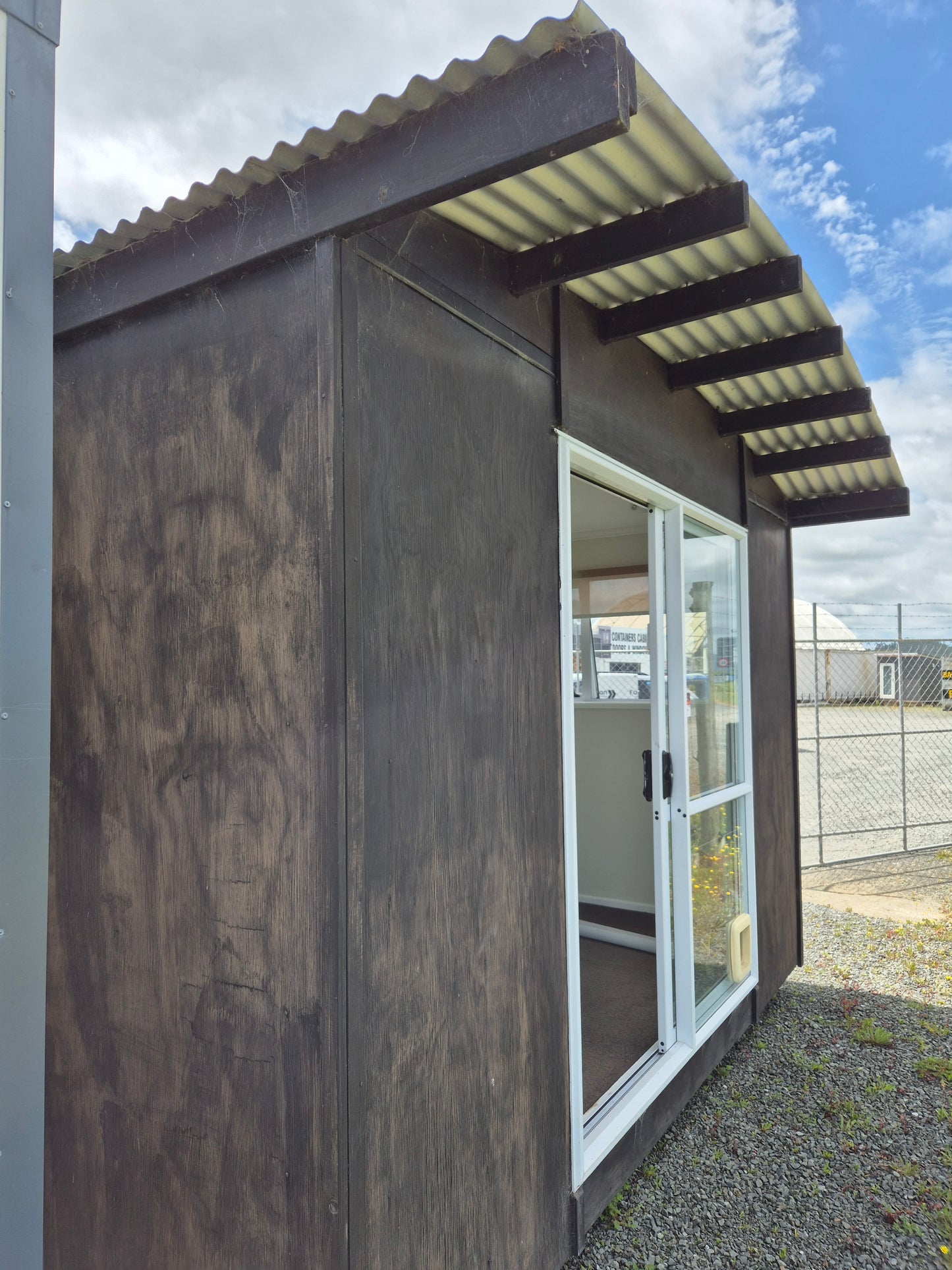 Small Cabin with Arched roof, painted & carpeted