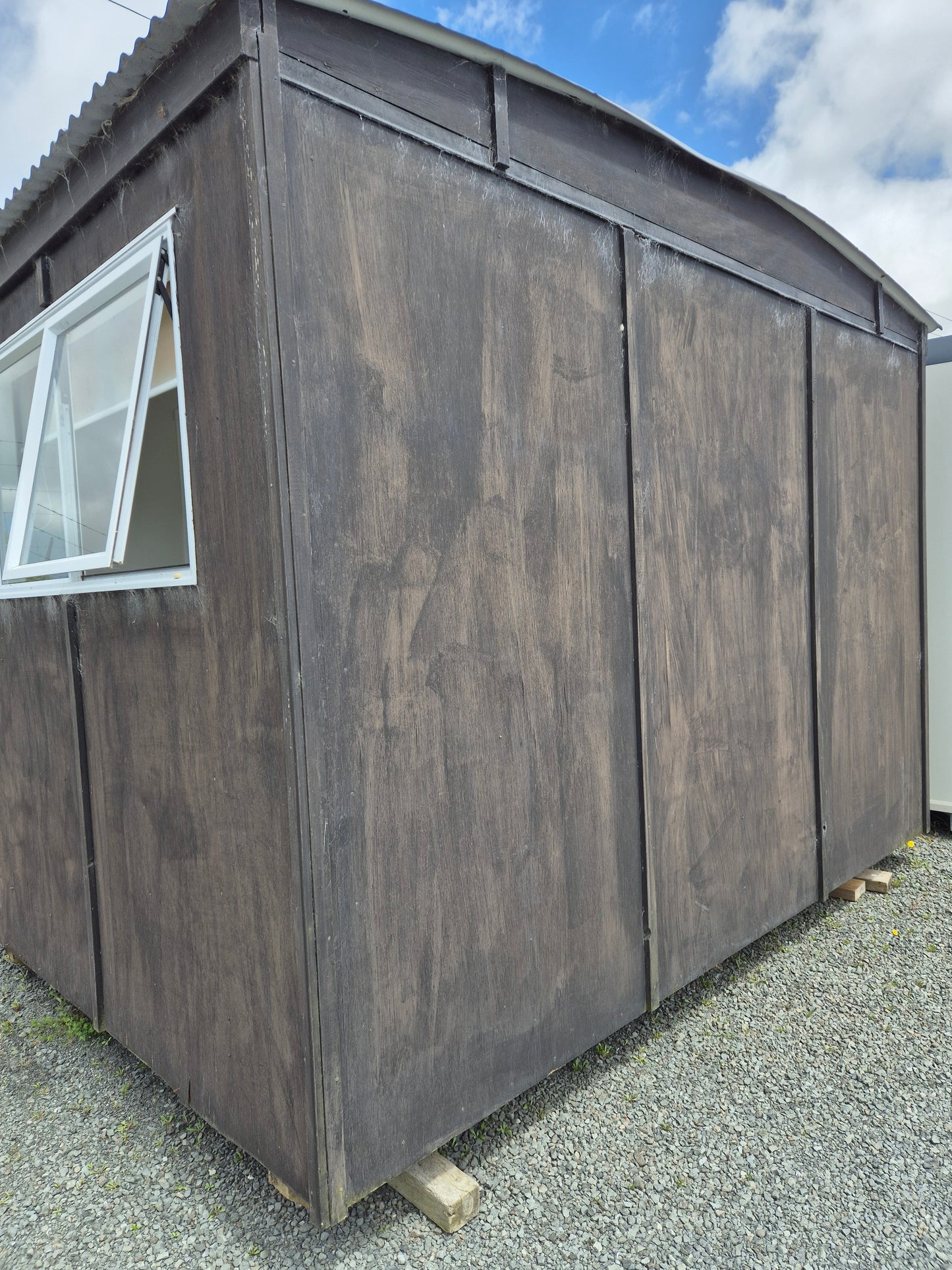 Small Cabin with Arched roof, painted & carpeted