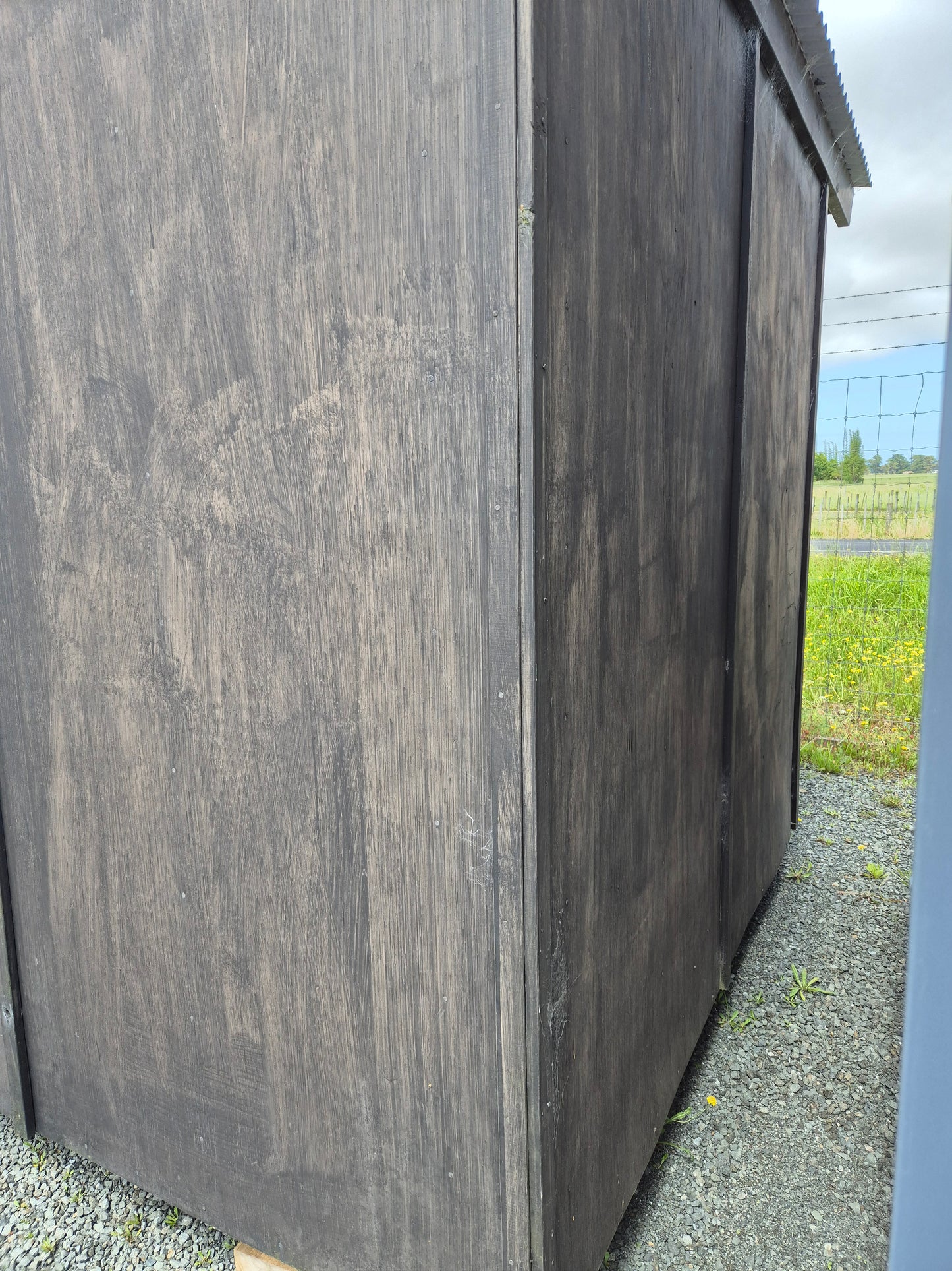 Small Cabin with Arched roof, painted & carpeted