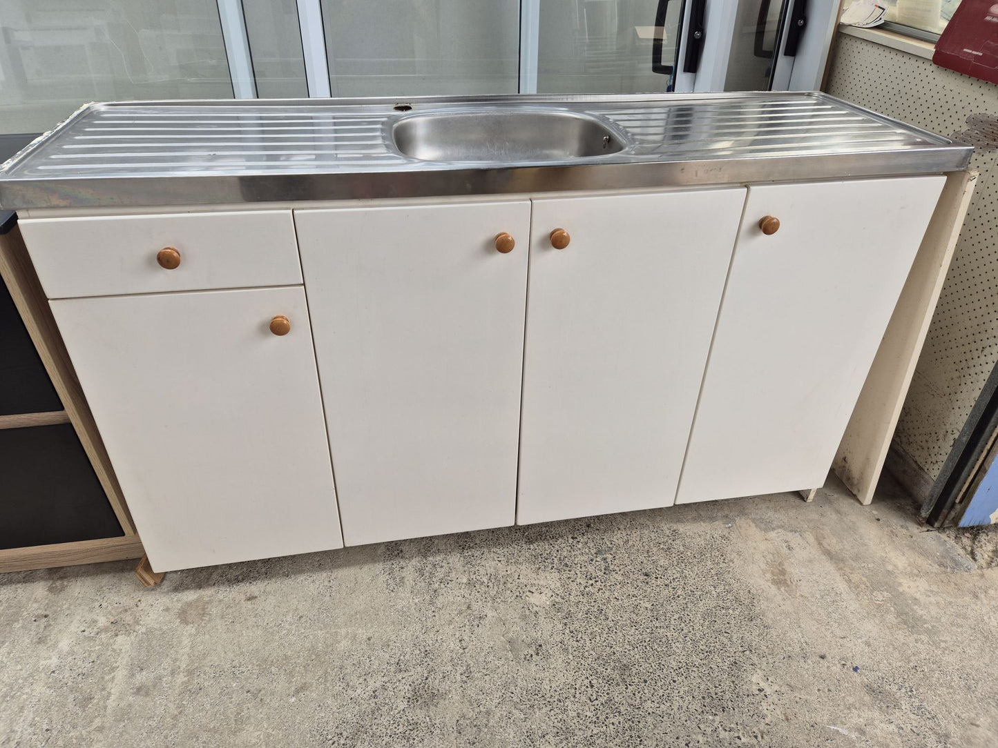 Small kitchen unit 1675 mm L x 510 D - Ideal for the Bach!