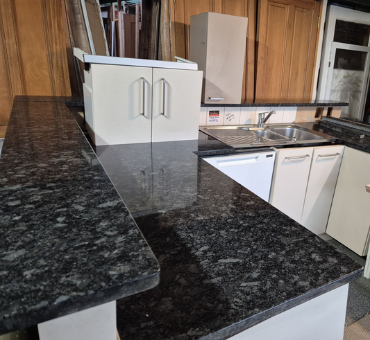 Complete Kitchen, Beautiful Black Granite bench tops **SALE* WAS $7999