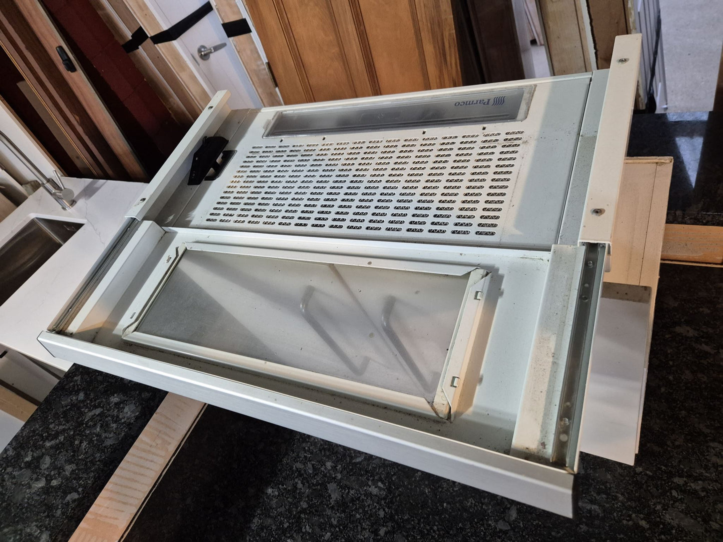 Complete Kitchen, Beautiful Black Granite bench tops **SALE* WAS $7999