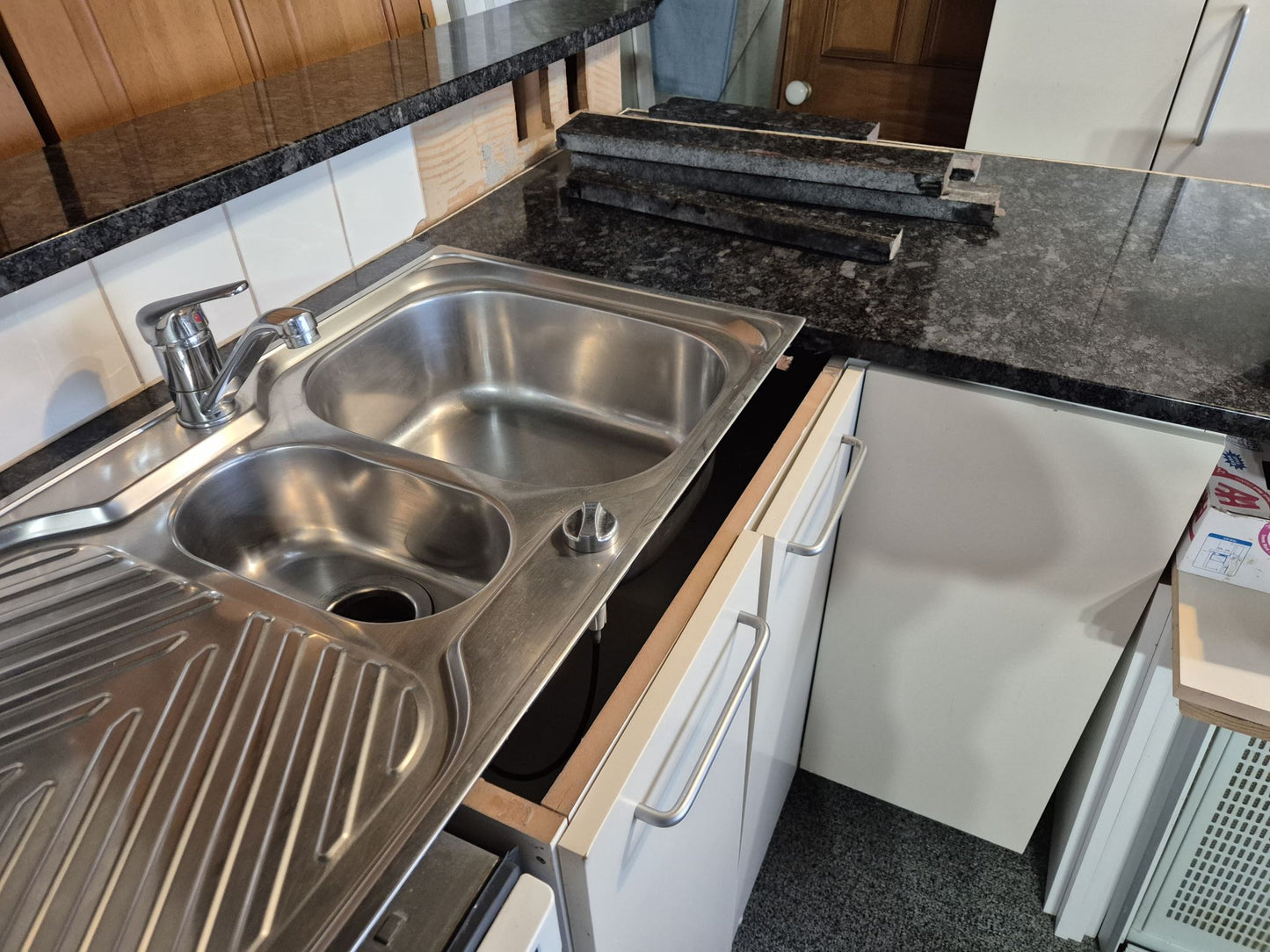 Complete Kitchen, Beautiful Black Granite bench tops **SALE* WAS $7999