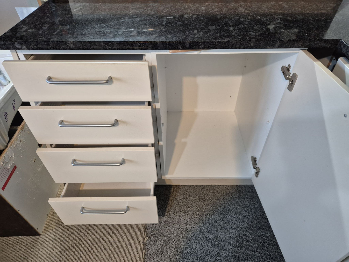 Complete Kitchen, Beautiful Black Granite bench tops **SALE* WAS $7999