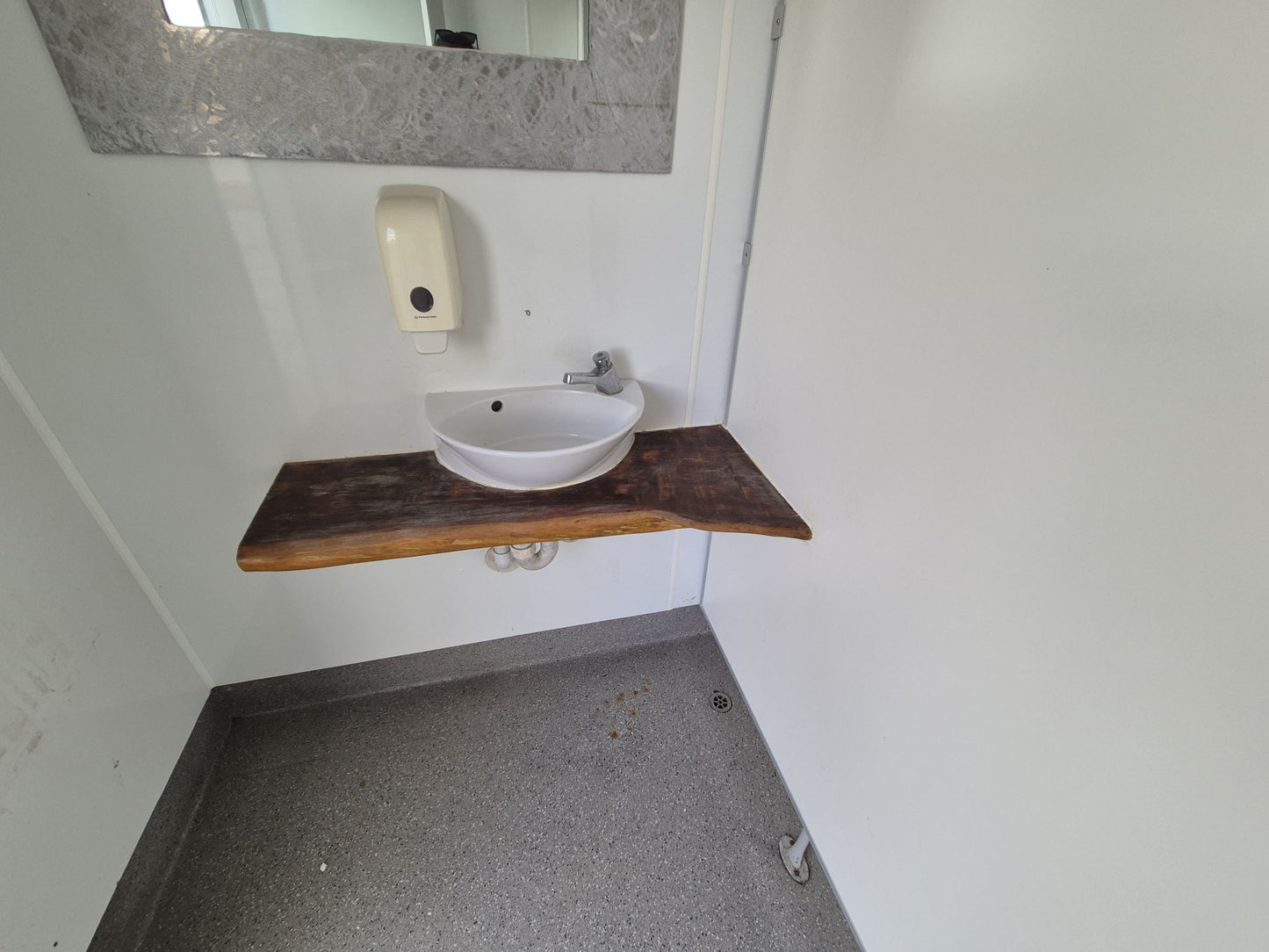 Double Toilet Block approx 4.8 x 2.6