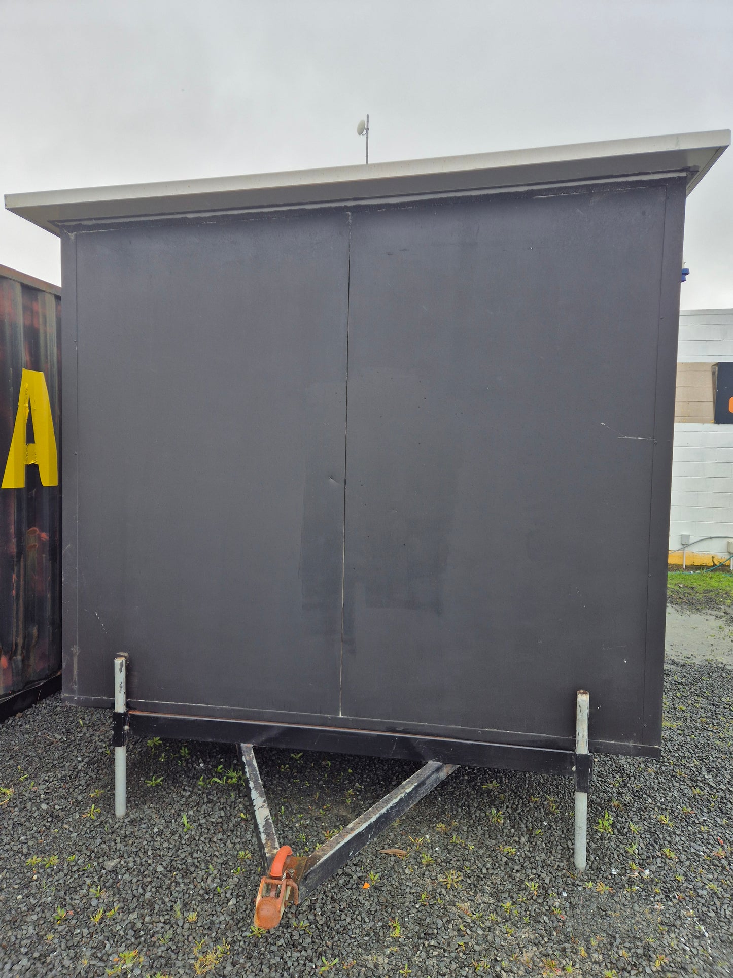 PORTABLE CABIN ON A DOUBLE AXEL TRAILER