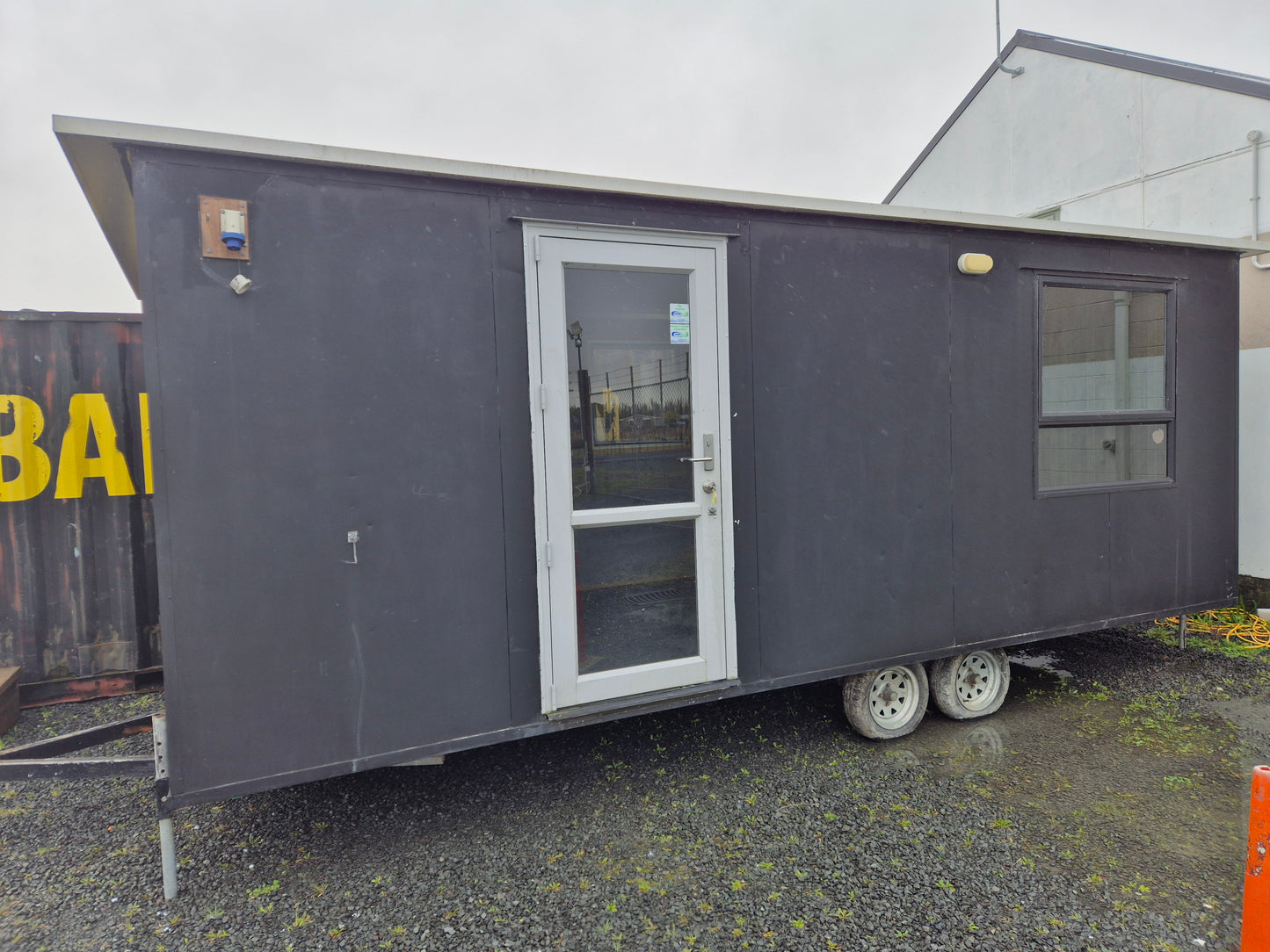 PORTABLE CABIN ON A DOUBLE AXEL TRAILER