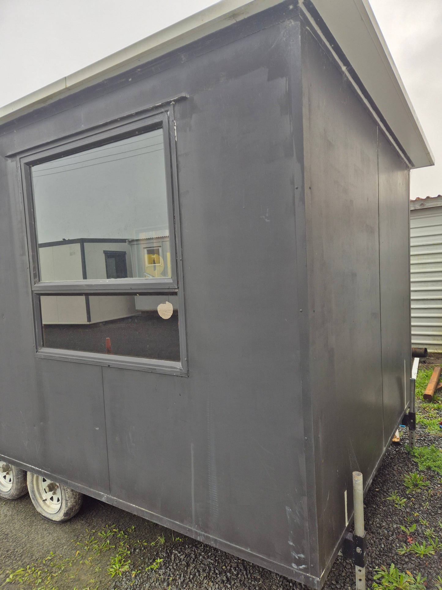 PORTABLE CABIN ON A DOUBLE AXEL TRAILER