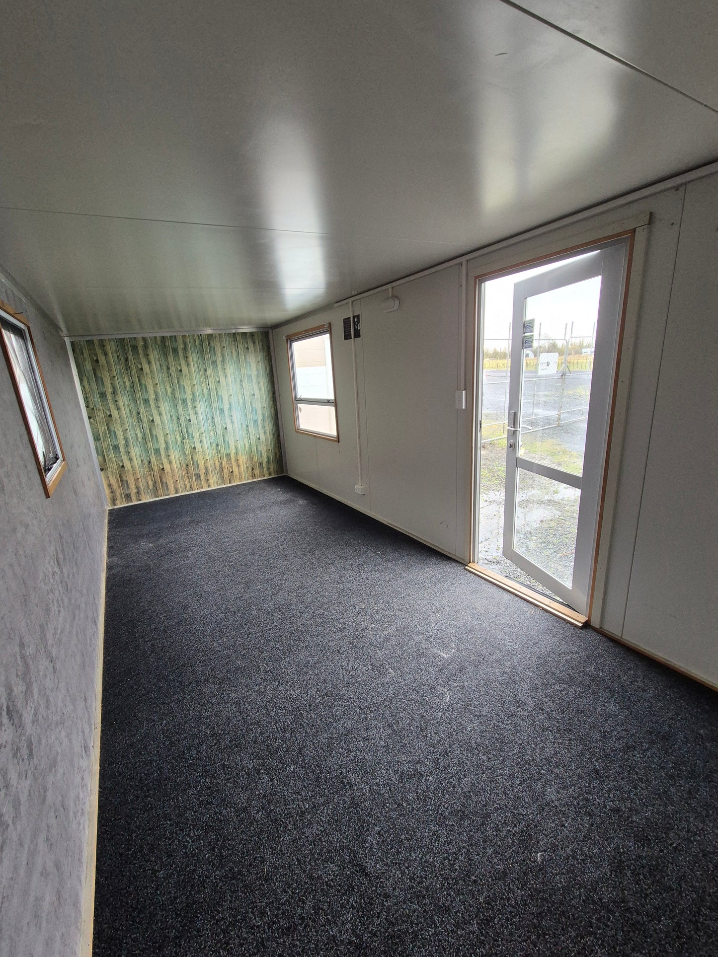 PORTABLE CABIN ON A DOUBLE AXEL TRAILER