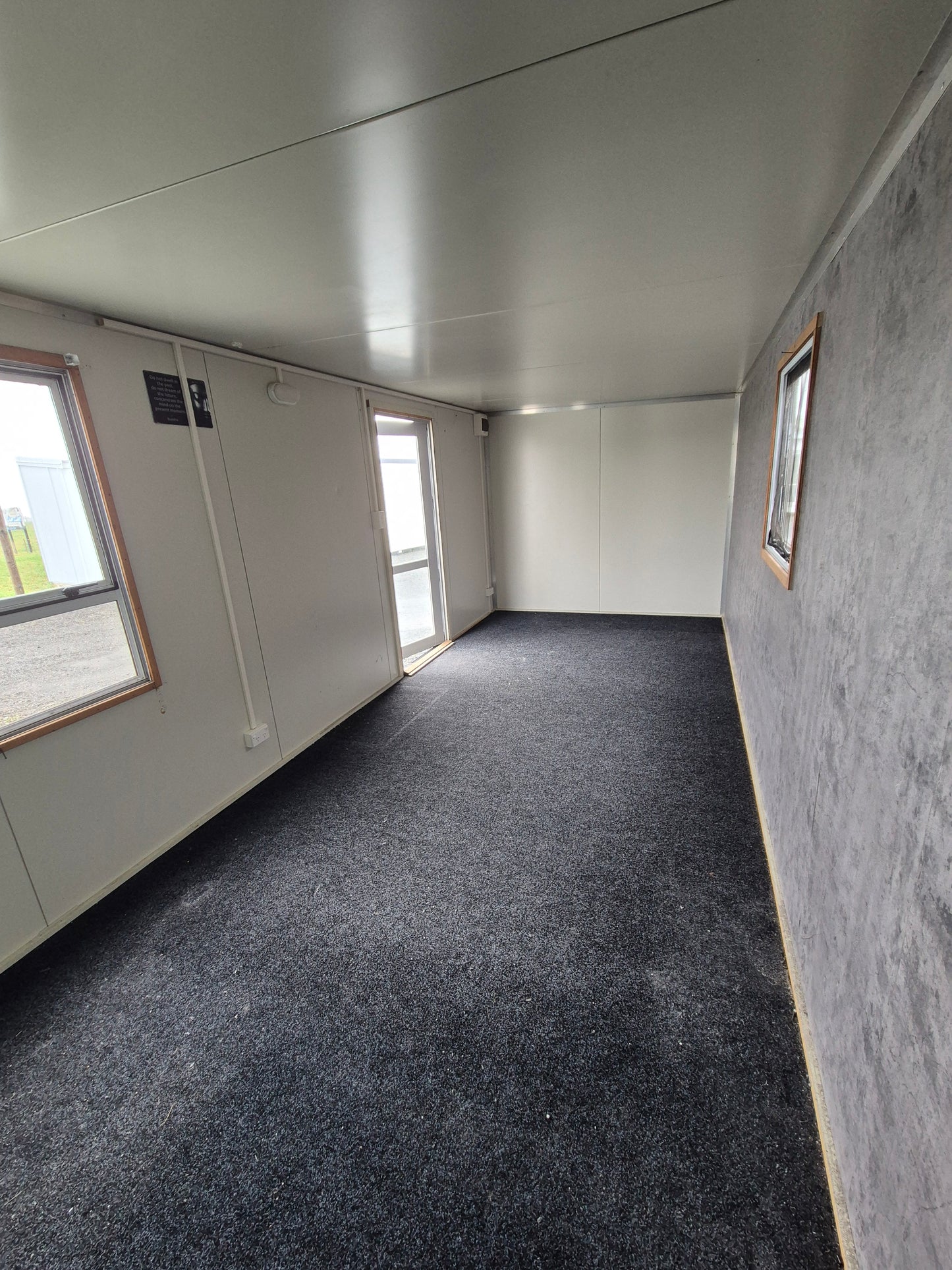 PORTABLE CABIN ON A DOUBLE AXEL TRAILER