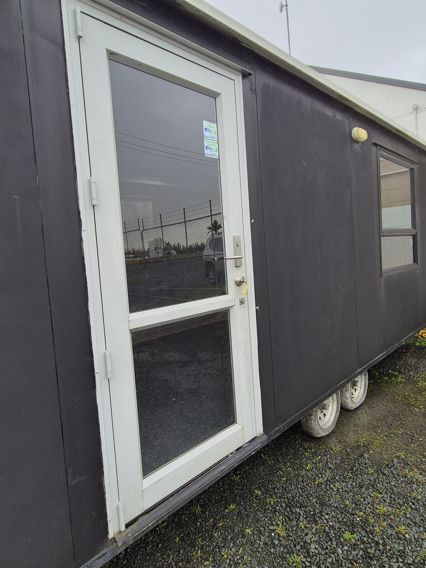 PORTABLE CABIN ON A DOUBLE AXEL TRAILER
