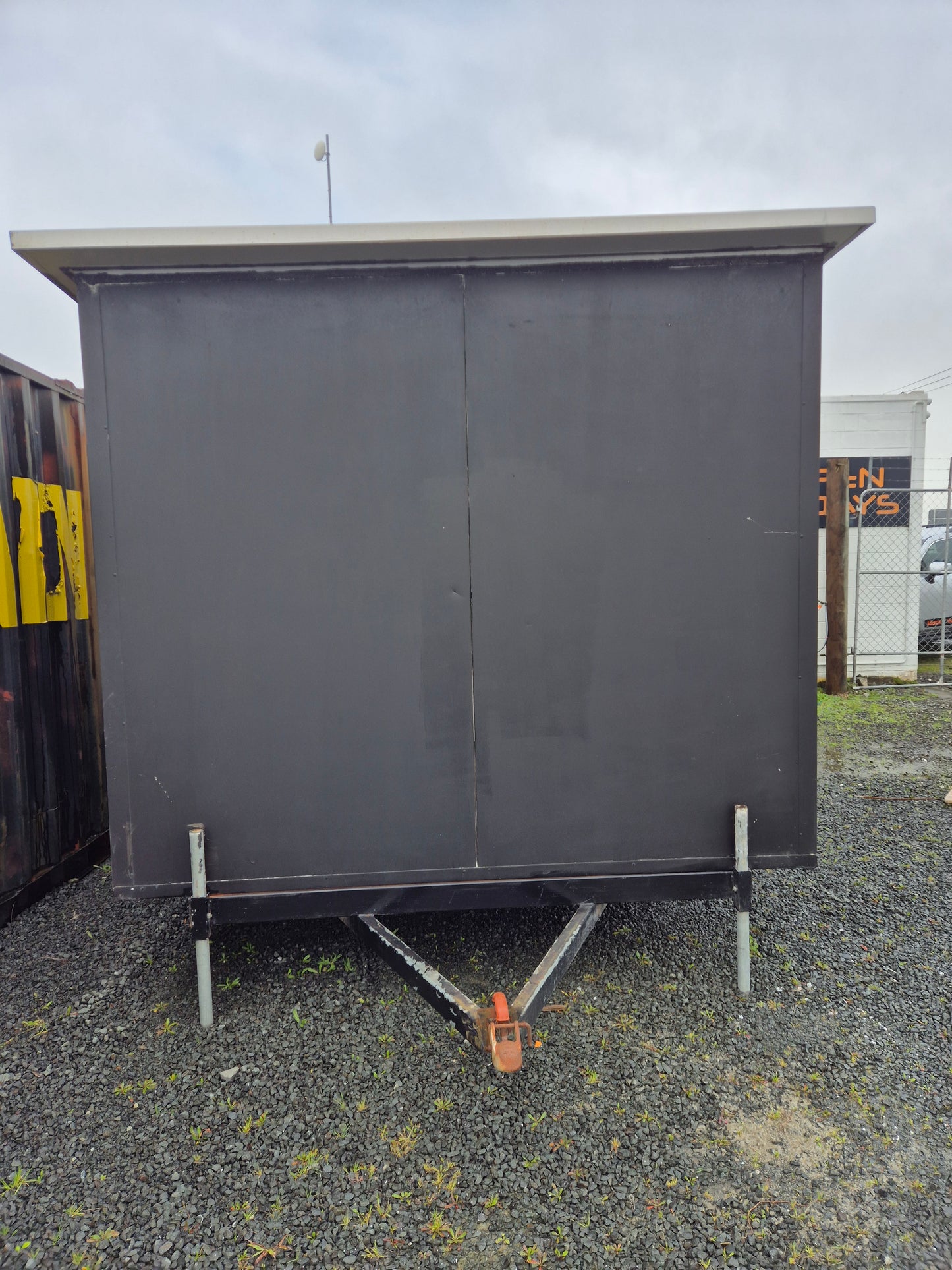 PORTABLE CABIN ON A DOUBLE AXEL TRAILER