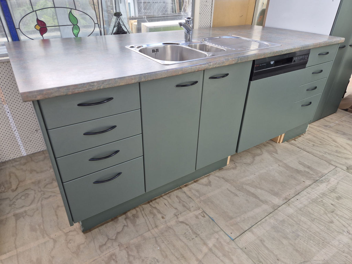 Breakfast Bar/ Island kitchen with 2 x Pantries Bench 1030 x 2305 L